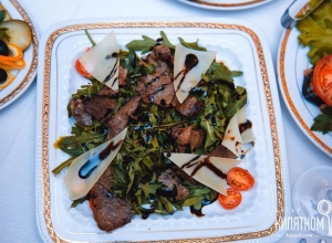 Мясной салат с руколой